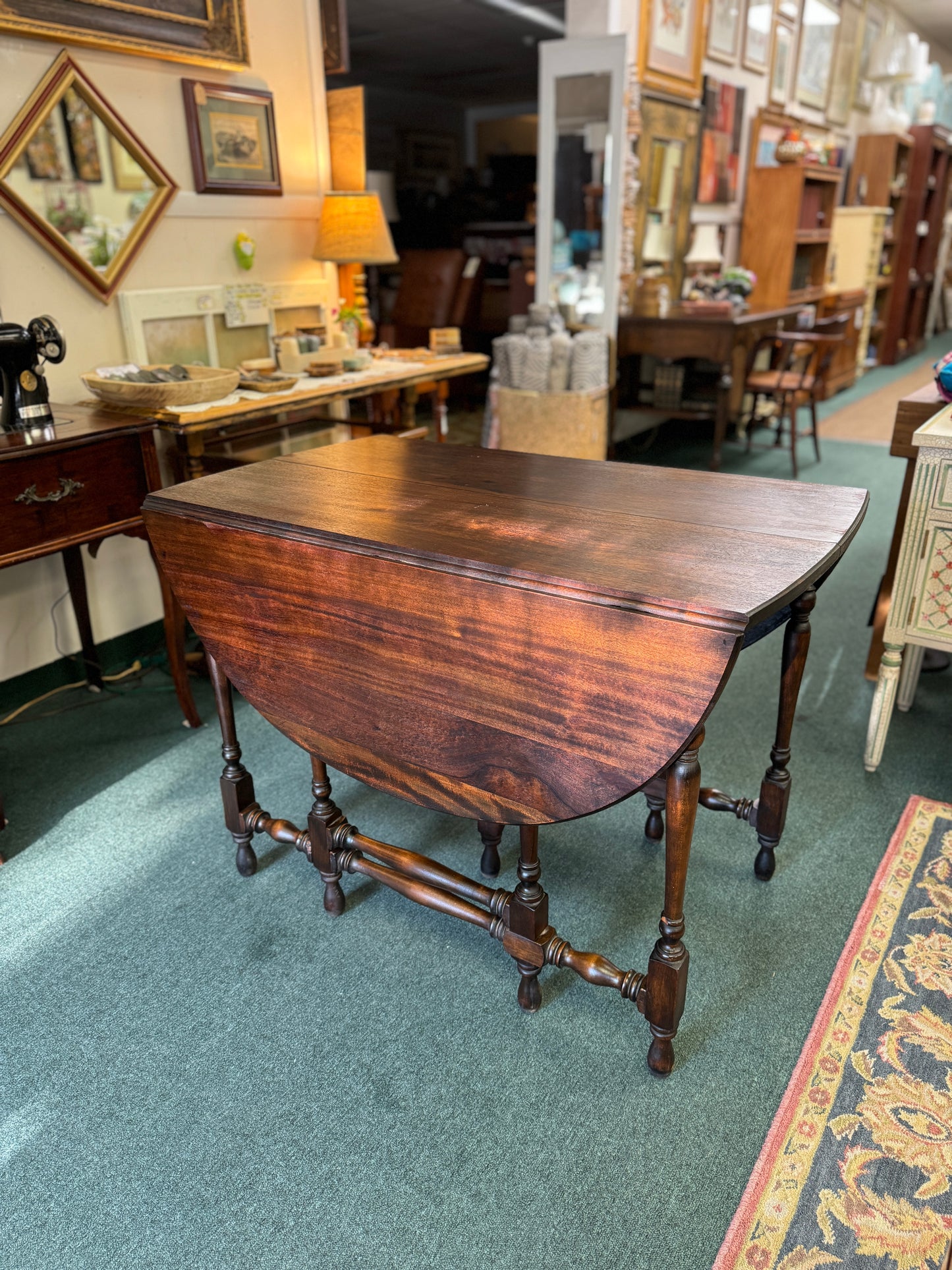 Early 1800’s Mahogany Gate Leg Oval Dining Table Stunning, Versatile Seats 6