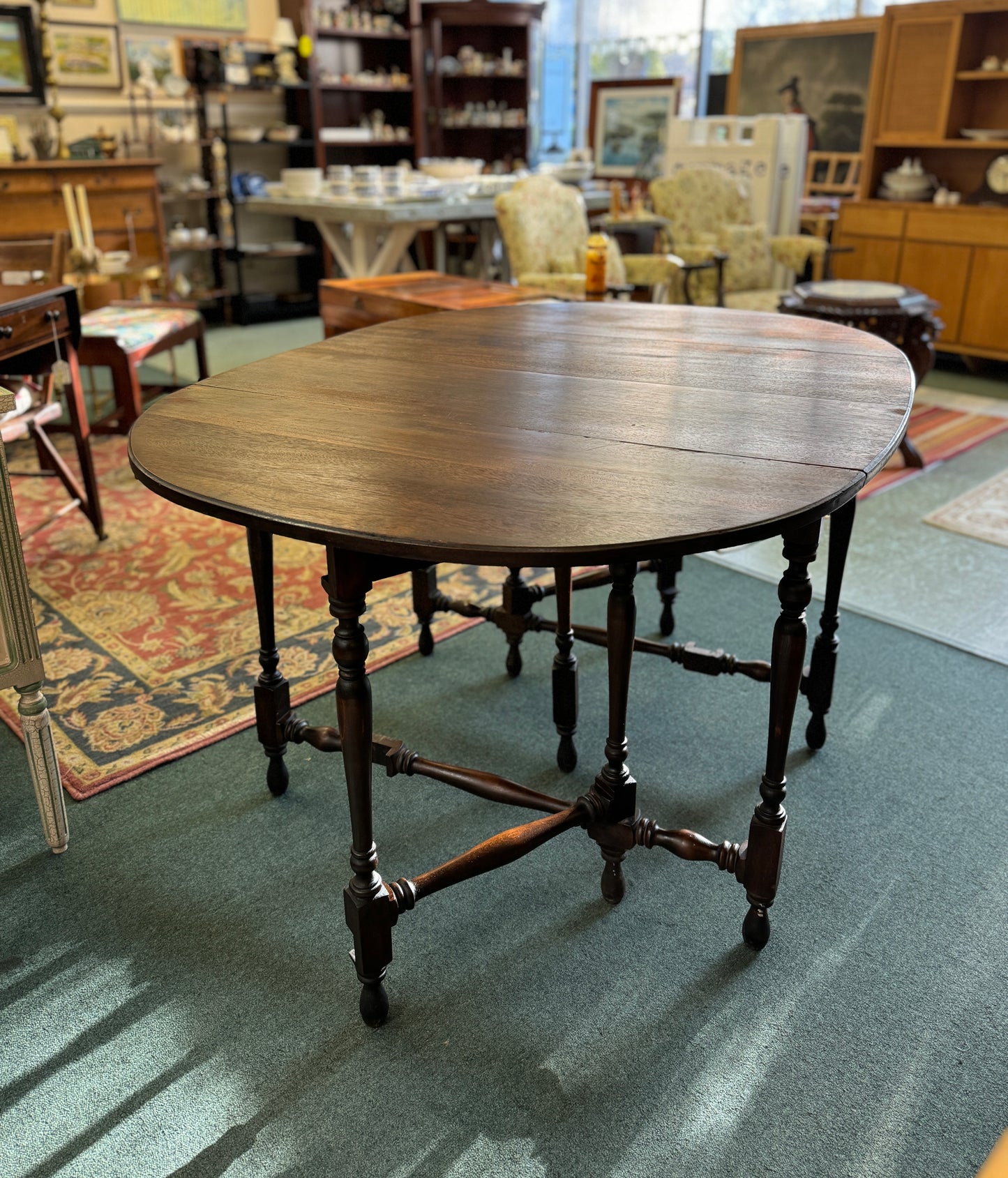 Early 1800’s Mahogany Gate Leg Oval Dining Table Stunning, Versatile Seats 6