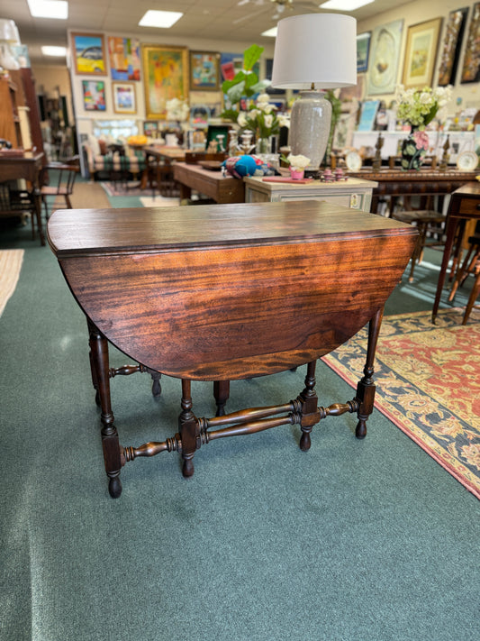 Early 1800’s Mahogany Gate Leg Oval Dining Table Stunning, Versatile Seats 6