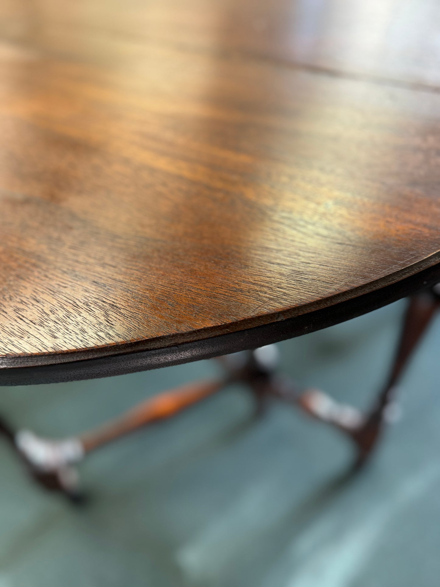 Early 1800’s Mahogany Gate Leg Oval Dining Table Stunning, Versatile Seats 6