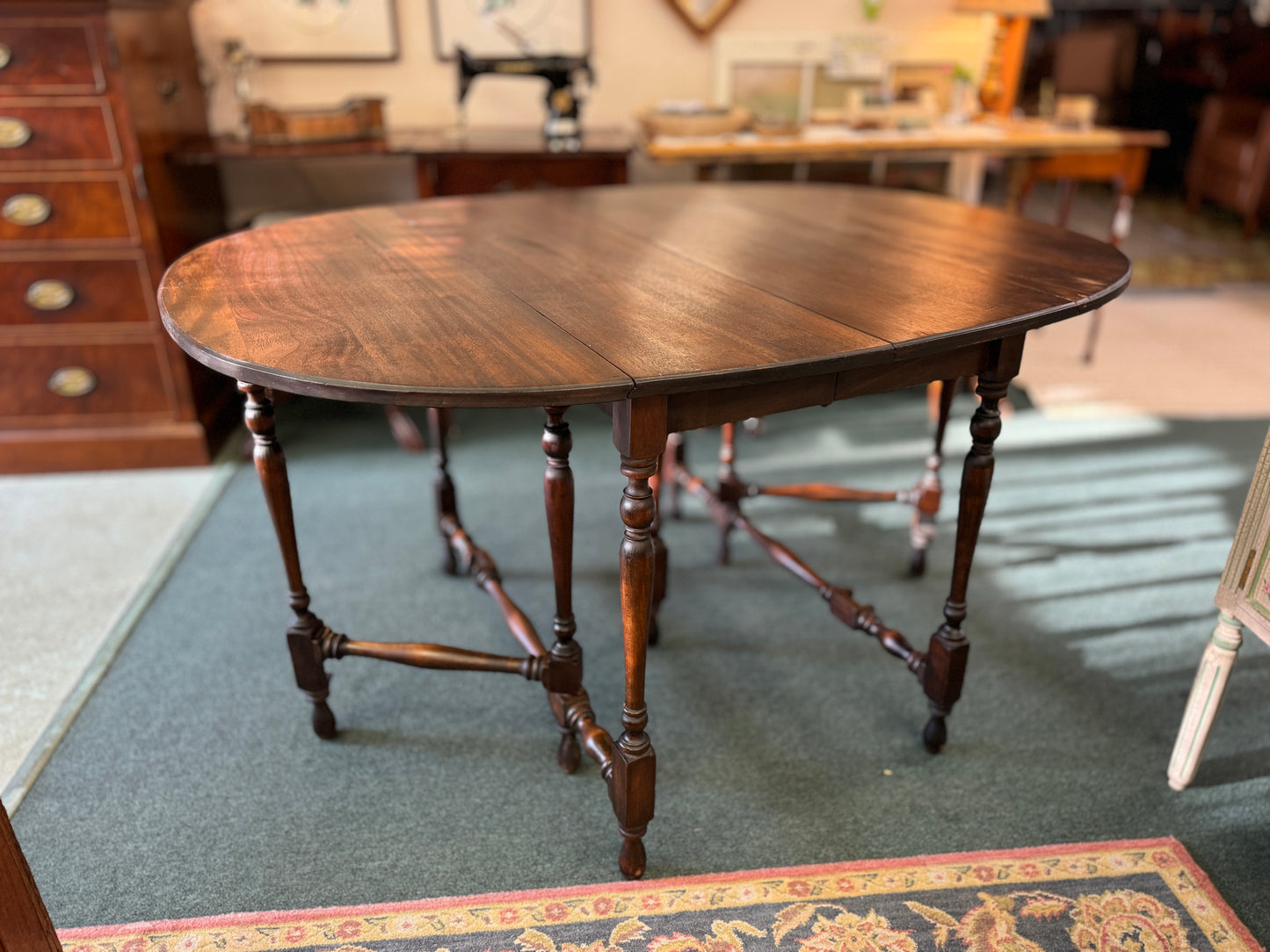 Early 1800’s Mahogany Gate Leg Oval Dining Table Stunning, Versatile Seats 6