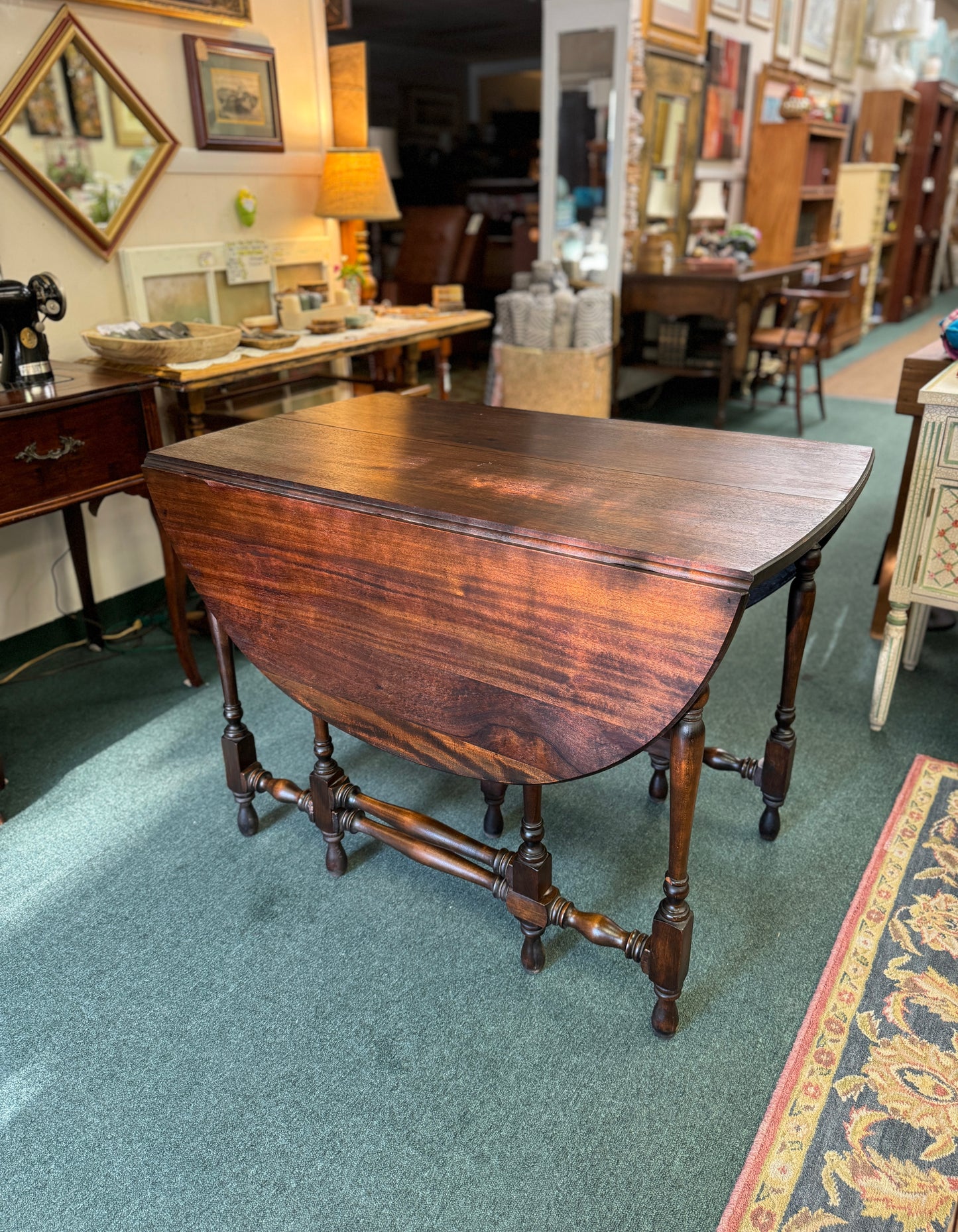 Early 1800’s Mahogany Gate Leg Oval Dining Table Stunning, Versatile Seats 6